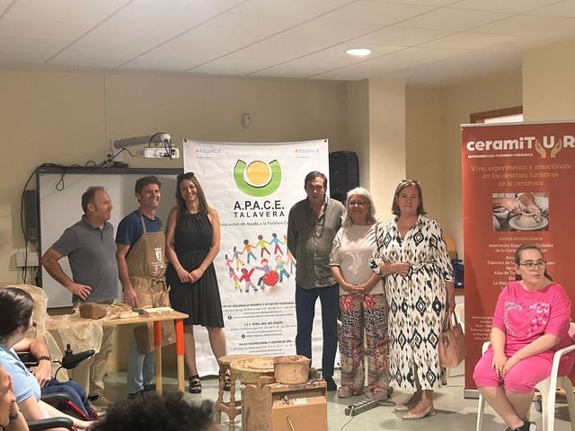 El taller de alfarería de CeramiTUR acerca la cerámica a personas con parálisis cerebral en APACE