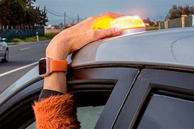 La DGT recuerda la obligación de disponer de la baliza V-16 para señalizar averías y accidentes en carretera