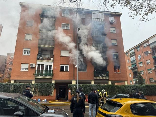 Dos policías y un vecino hospitalizados por el incendio de un bloque en Toledo