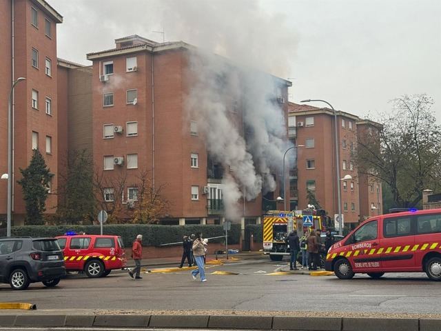Extinguido el incendio en un bloque de viviendas de Toledo que ha causado al menos 8 personas hospitalizadas