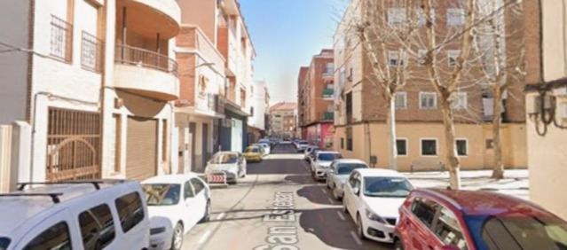 Dos personas hospitalizadas por inhalación de humo tras un incendio en una vivienda en Talavera