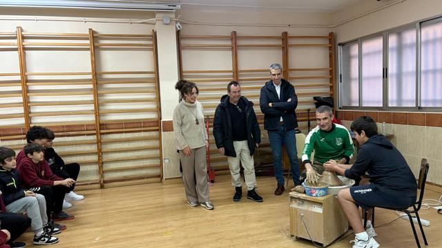 El colegio Cristóbal Colón y artesanos locales acercan el patrimonio local a los más jóvenes