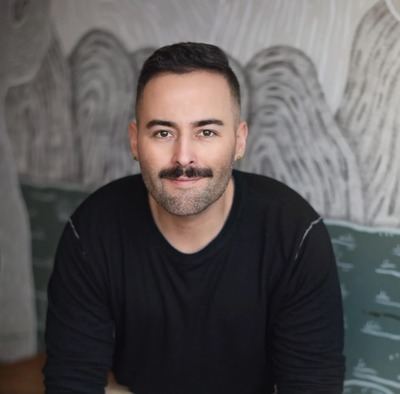 El artista Joset Medina regresa Talavera y descubre el impacto cotidiano de la obra que donó en 2017