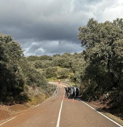 Un vehículo sanitario inmoviliza la TO-1280 cerca de Montesclaros