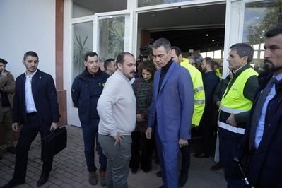 Sánchez decreta tres días de luto oficial y promete "dar con la verdad" para esclarecer las causas