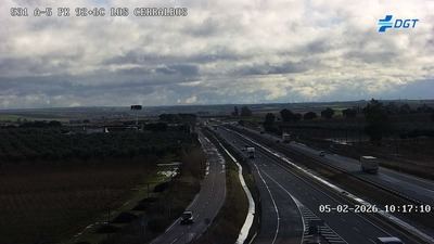 Las intensas lluvias anegan carriles, salidas y accesos en varios puntos de la A-5