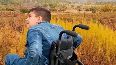 Una campaña solidaria busca mejorar la movilidad de Gonzalo, un niño con Charcot-Marie-Tooth