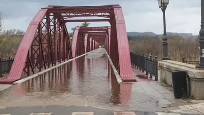 Una rotura de tubería desata una fuga de agua junto al Puente de Hierro
