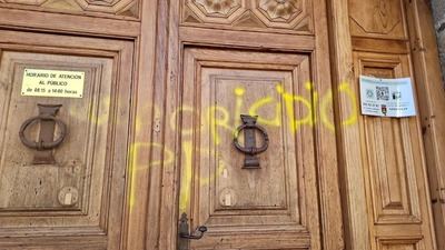 La puerta del Ayuntamiento de Talavera amanece con una pintada