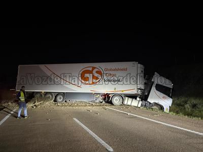 Retenciones en la A-5 por un camión atravesado tras un accidente nocturno