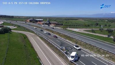 El denso tráfico y un accidente complican la circulación en la A-5 en vísperas de Jueves Santo