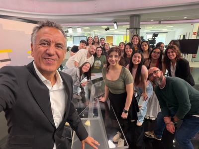 Los alumnos de la Escuela de Arte de Talavera visitan Antena 3 y se reúnen con Roberto Brasero