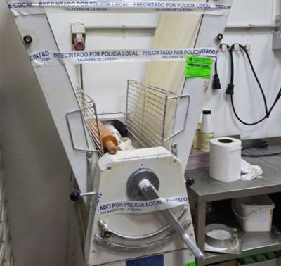 Precintan oficialmente la maquinaria de la pastelería El Duende en medio de la polémica por ruidos