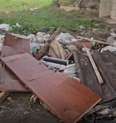 Indignación por la basura acumulada bajo el puente del Alberche