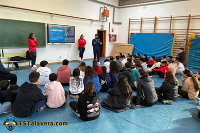 El FS Talavera hace parada en el IES Puerta de Cuartos dentro de su programa ‘Aula Futsal’