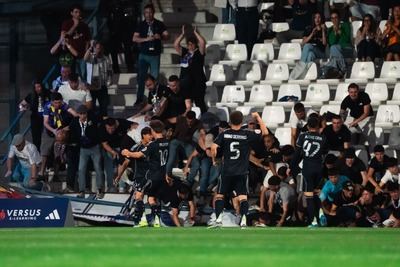 Un tramo de la grada se viene abajo durante la celebración de un gol en El Prado