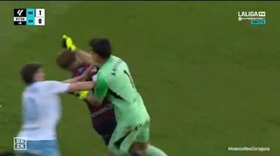 Andrada pierde los papeles y desata el caos con un episodio violento en el derbi aragonés