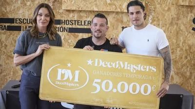 Mar Flores y Carlo Costanzia entregan el premio de DecoMasters a la Fundación Semillas