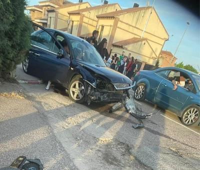 Aparatosa colisión entre dos vehículos en la CM-4000 a la altura de Cebolla