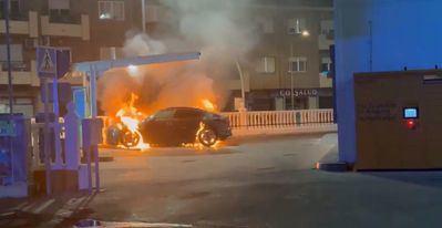 Madrugada de tensión en Toledo por el incendio de un coche eléctrico en una gasolinera