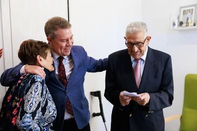 García-Page certifica el cumplimiento de su compromiso con la Dependencia y eleva el objetivo a 130.000 prestaciones