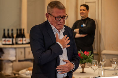 Óscar San Martín recibe un emotivo homenaje sorpresa tras más de cuatro décadas de periodismo en CLM