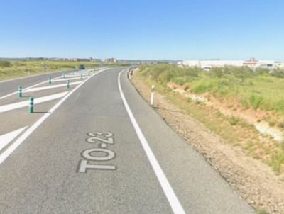 Cortada la TO-23 en Toledo tras el vuelco de un camión de arena