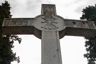 Denunciado por atacar la Cruz de los Caídos de La Puebla: pintadas, destrozos y mensajes de reivindicación