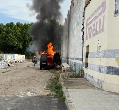 Arde una furgoneta en extrañas circunstancias en Talavera