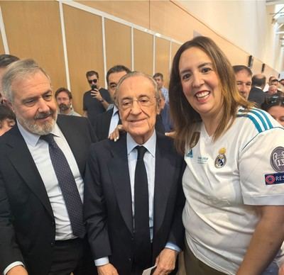 Patricia Vázquez, entre los socios que saludaron a Florentino Pérez durante las elecciones del Real Madrid