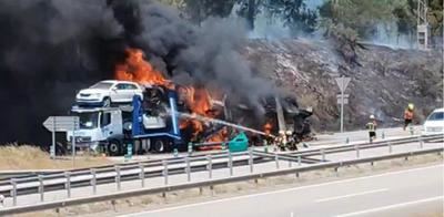 Un incendio en un camión portacoches obliga a cortar un ramal de la A-5 en Talavera