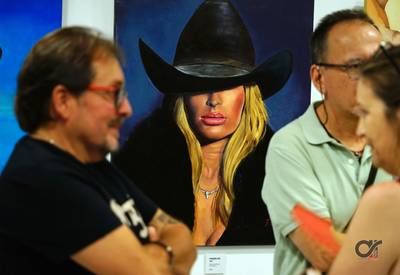 Fernando Avís lleva el universo cowgirl a la Galería Gabriel Sosa con "Western Chic"