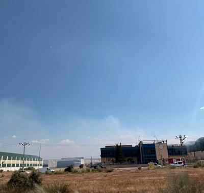 Un incendio moviliza un amplio dispositivo en el polígono de Torrehierro