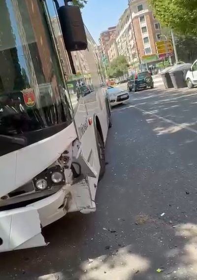 Aparatosa colisión entre un turismo y un autobús urbano en la calle Capitán Cortés