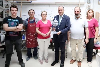 Cerámica San Ginés firma el copón de Talavera entregado al Papa León XIV en el Vaticano