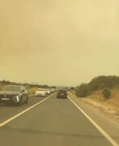 El fuego obliga a cortar la N-403 y eleva el incendio de Almorox a nivel 2