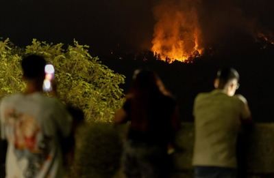 La UME contiene el avance del incendio de Almorox y no prevé más evacuaciones hasta el mediodía