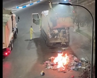 Un incendio obliga a un camión de la basura a descargar residuos en plena rotonda de Talavera
