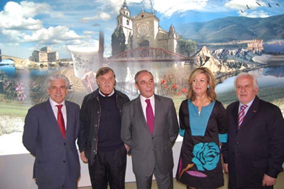El alcalde Rivas junto a varios concejales de su equipo en el stand de Toledo. (Foto: J.F.)