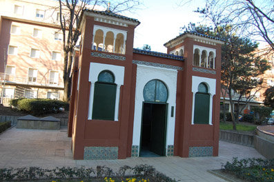 Baños públicos de los Jardines del Prado, junto a la conocida Fuente de las Ranas. (Foto: C.G.)