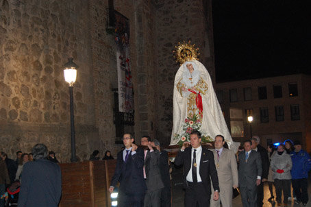 La Virgen cargada por los costaleros a su salida de La Colegial. (Foto: J.F.)