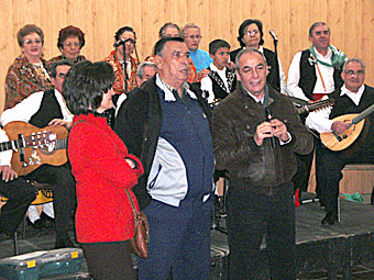 Rivas, junto al presidente del Hogar, dirigiéndose a los presentes en la tradicional matanza. (Foto: LVDT)