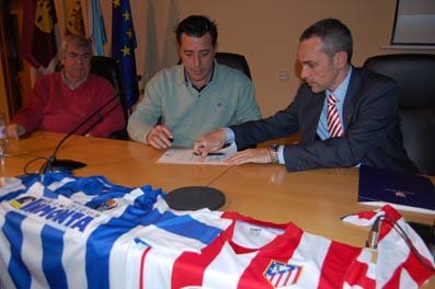 Momento de la rúbrica del contrato entre el Real Talavera y el At. de Madrid. (Foto: J.F.)