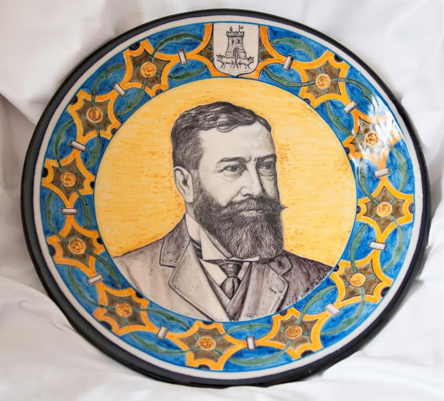 Sold at Auction: Paragüero realizado en cerámica de Ruiz de Luna  representando caballero en caballo. Talavera.