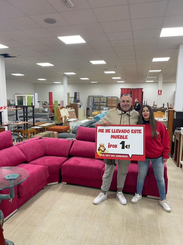 Una tienda vende muebles a partir de 1 euro en su inauguración